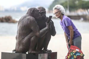 Escultura da mostra Primórdios Digitais em ponto turístico de Niterói