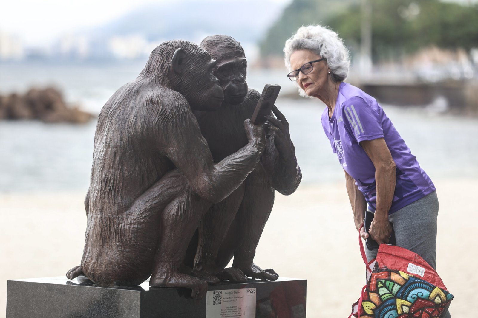 Escultura da mostra Primórdios Digitais em ponto turístico de Niterói