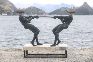 Escultura da mostra Primórdios Digitais em ponto turístico de Niterói