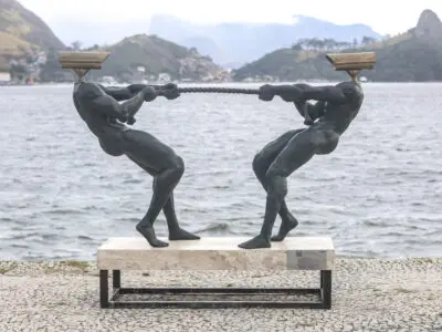 Escultura da mostra Primórdios Digitais em ponto turístico de Niterói