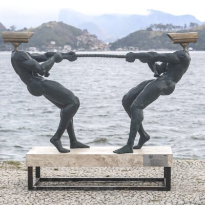 Escultura da mostra Primórdios Digitais em ponto turístico de Niterói
