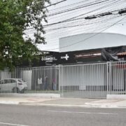 Entrada da nova Policlínica de Piratininga com fachada modernizada e ambiente acessível
