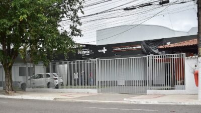 Entrada da nova Policlínica de Piratininga com fachada modernizada e ambiente acessível