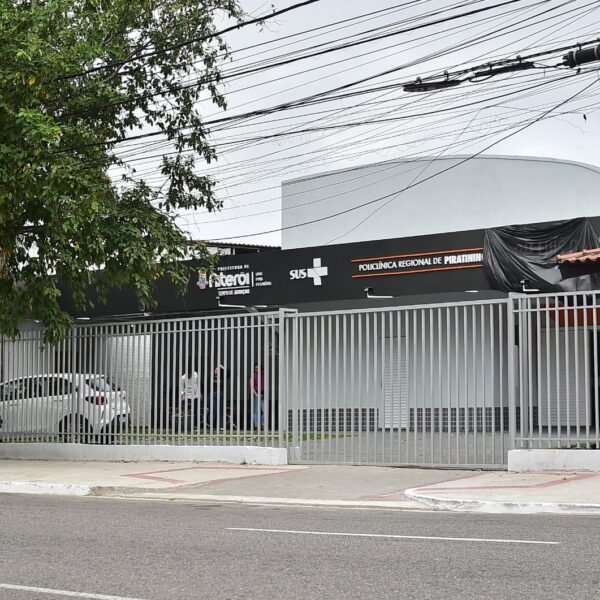 Entrada da nova Policlínica de Piratininga com fachada modernizada e ambiente acessível