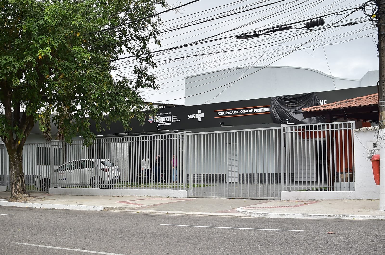 Entrada da nova Policlínica de Piratininga com fachada modernizada e ambiente acessível