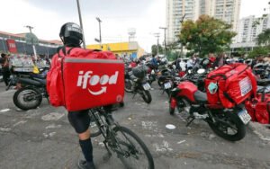 Agente fiscalizando bolsa térmica de entregador em ação no Rio
