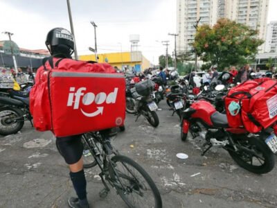Agente fiscalizando bolsa térmica de entregador em ação no Rio