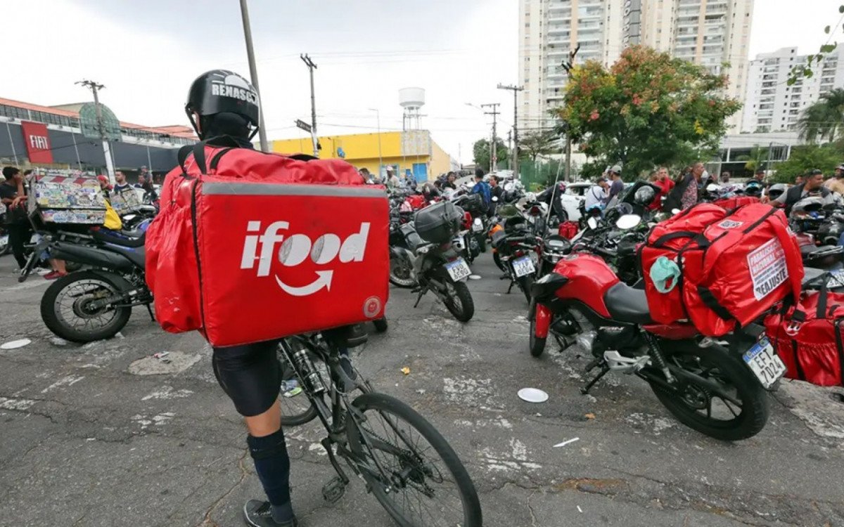 Agente fiscalizando bolsa térmica de entregador em ação no Rio