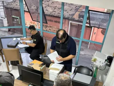 Policiais federais durante operação de busca e apreensão no Rio