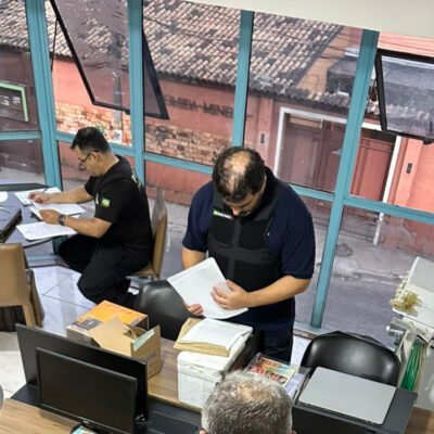 Policiais federais durante operação de busca e apreensão no Rio