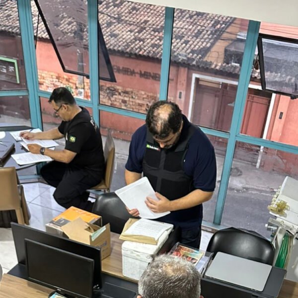 Policiais federais durante operação de busca e apreensão no Rio