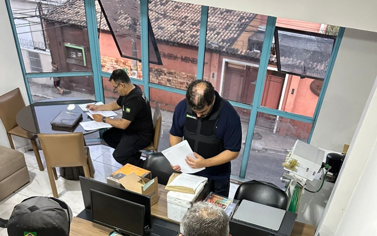 Policiais federais durante operação de busca e apreensão no Rio
