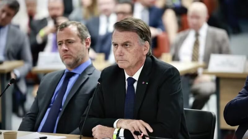 Agentes da Polícia Federal apreendem dólares e pen drive na casa de Jair Bolsonaro