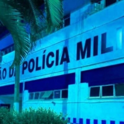 Policiais do MPRJ e da Corregedoria da PM durante operação contra corrupção em Belford Roxo