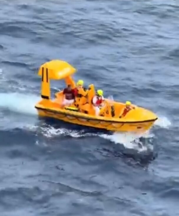 Pai e filha sendo resgatados por bote salva-vidas após queda de cruzeiro da Disney