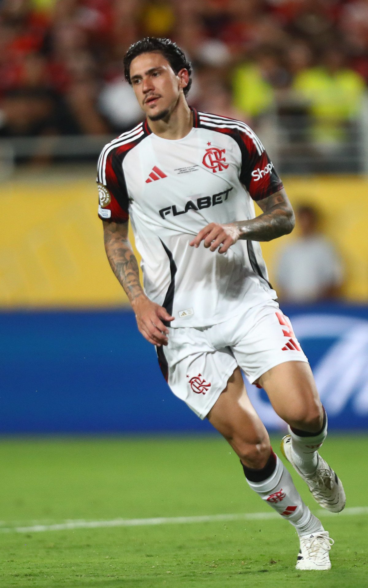 Pedro com semblante fechado em treino do Flamengo