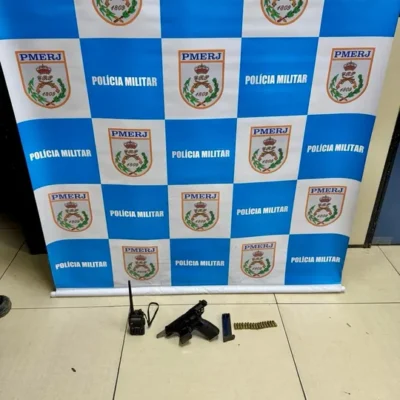 Pimba: Ação da PM em Niterói termina com três presos e arma 9mm apreendida em operação de patrulha contra o tráfico de drogas no Fonseca.