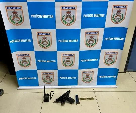 Pimba: Ação da PM em Niterói termina com três presos e arma 9mm apreendida em operação de patrulha contra o tráfico de drogas no Fonseca.