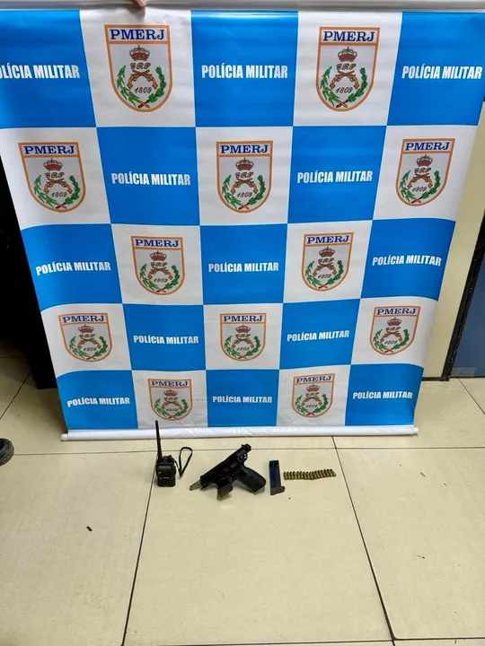 Pimba: Ação da PM em Niterói termina com três presos e arma 9mm apreendida em operação de patrulha contra o tráfico de drogas no Fonseca.