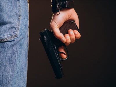 Agente da Polícia Federal durante fiscalização de armamentos no Brasil