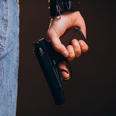 Agente da Polícia Federal durante fiscalização de armamentos no Brasil