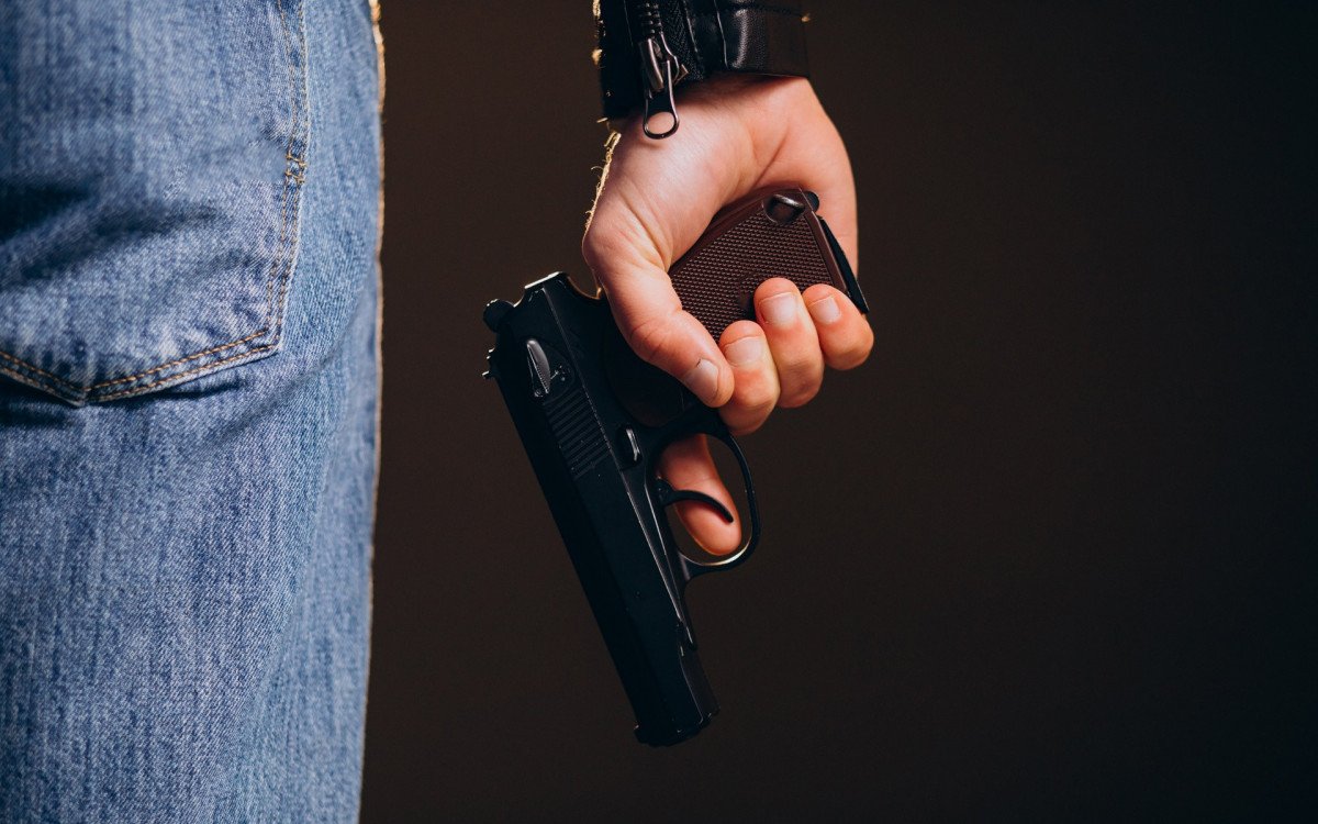 Agente da Polícia Federal durante fiscalização de armamentos no Brasil