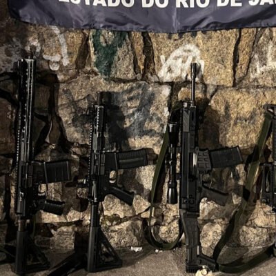 Fuzis apreendidos com criminosos após tiroteio no Morro do Fubá