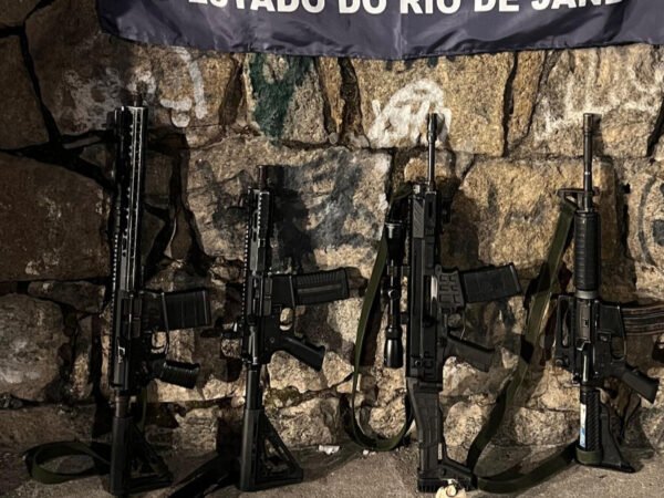 Fuzis apreendidos com criminosos após tiroteio no Morro do Fubá