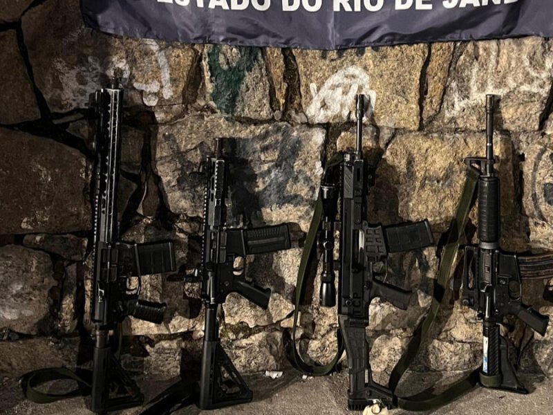 Fuzis apreendidos com criminosos após tiroteio no Morro do Fubá