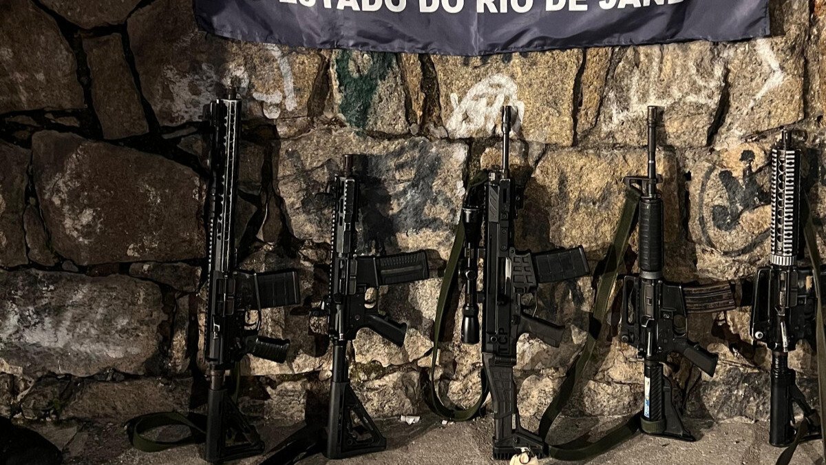 Fuzis apreendidos com criminosos após tiroteio no Morro do Fubá