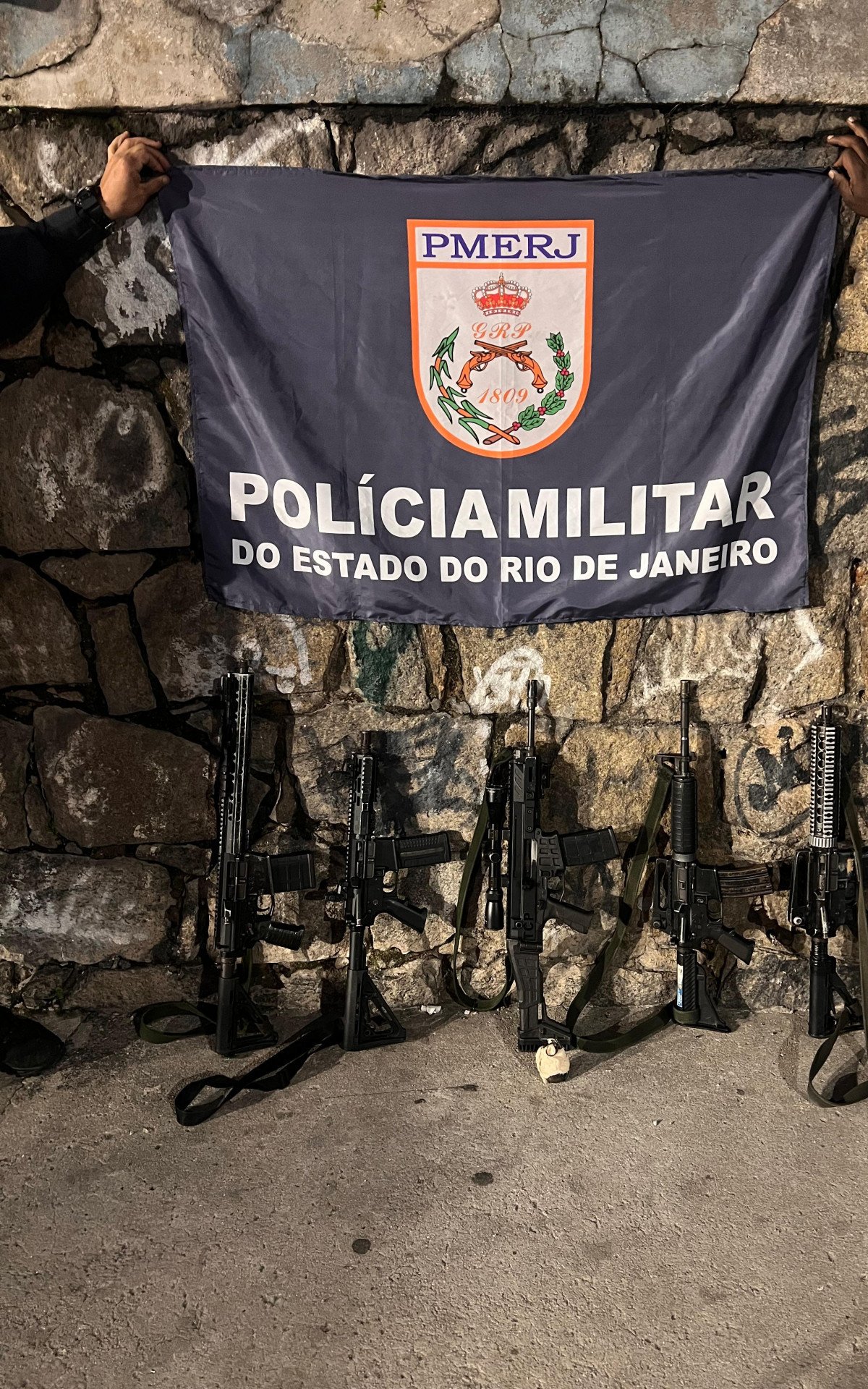 Fuzis apreendidos com criminosos após tiroteio no Morro do Fubá
