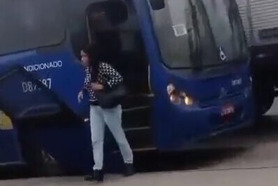 Passageiros descem de ônibus após porta se soltar na Avenida Brasil, na Zona Oeste do Rio