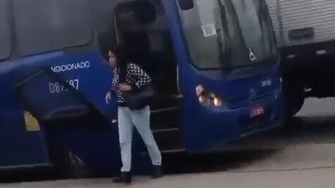 Passageiros descem de ônibus após porta se soltar na Avenida Brasil, na Zona Oeste do Rio