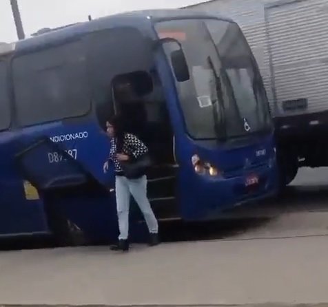 Passageiros descem de ônibus após porta se soltar na Avenida Brasil, na Zona Oeste do Rio