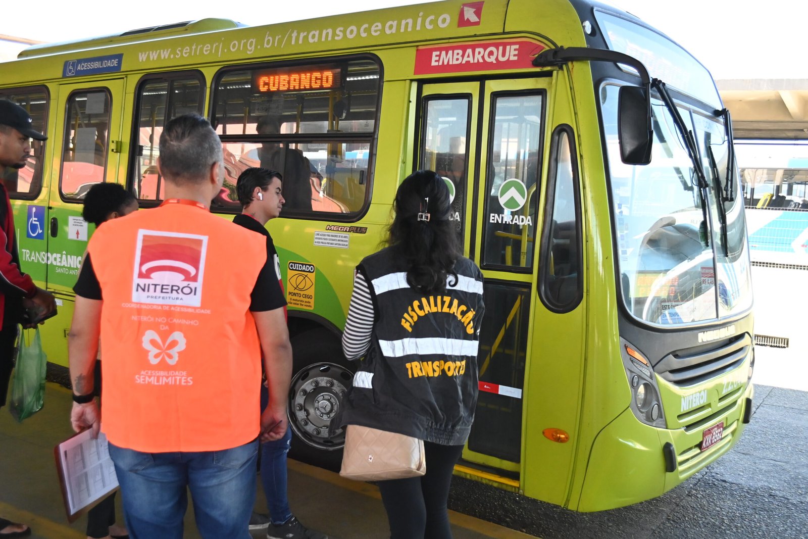 Agentes da Prefeitura de Niterói inspecionam ônibus municipal
