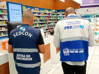 Fiscais do Procon vistoriam farmácia no Rio durante operação de proteção de dados