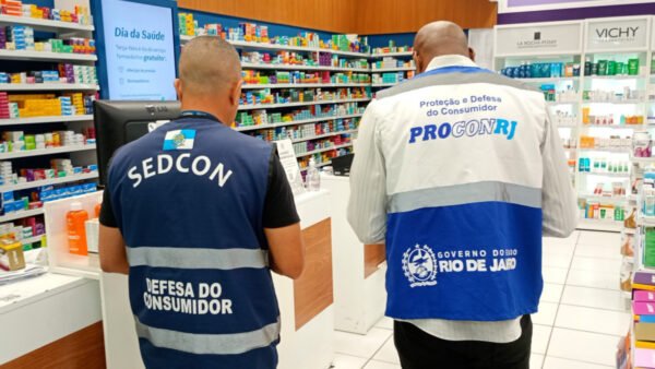 Fiscais do Procon vistoriam farmácia no Rio durante operação de proteção de dados