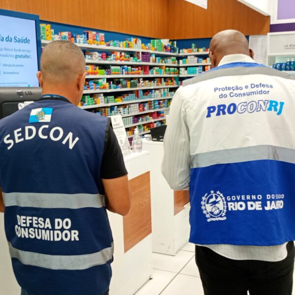 Fiscais do Procon vistoriam farmácia no Rio durante operação de proteção de dados