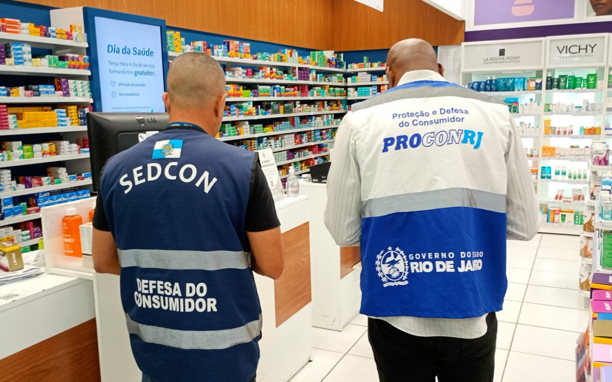Fiscais do Procon vistoriam farmácia no Rio durante operação de proteção de dados