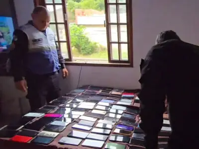 Celulares apreendidos com receptador em Niterói pela Polícia Civil