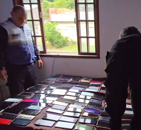 Celulares apreendidos com receptador em Niterói pela Polícia Civil