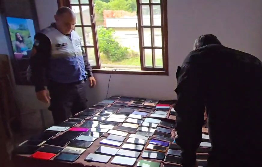 Celulares apreendidos com receptador em Niterói pela Polícia Civil