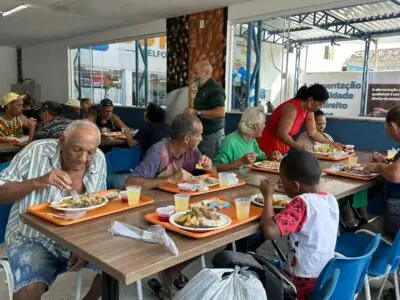 Funcionários e frequentadores comemoram aniversário do Restaurante do Povo com bolo de seis metros