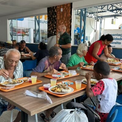 Funcionários e frequentadores comemoram aniversário do Restaurante do Povo com bolo de seis metros