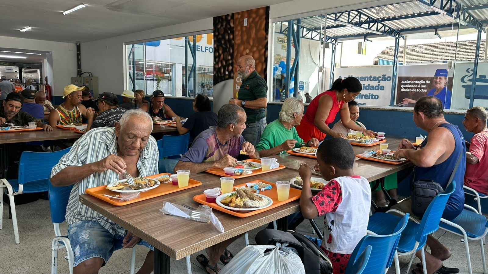 Funcionários e frequentadores comemoram aniversário do Restaurante do Povo com bolo de seis metros