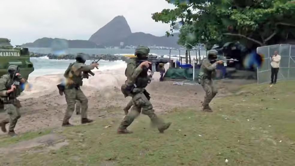Militares fazem simulado com tanques e barcos no Aterro para segurança do Brics