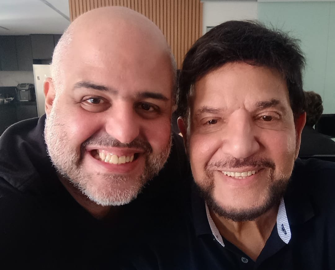 Ao lado do pai e ídolo: Rodrigo e Michael Sullivan: jornalista multitalentoso vai participar do concurso de samba-enredo da Viradouro para o carnaval 2026 | Acervo Pessoal