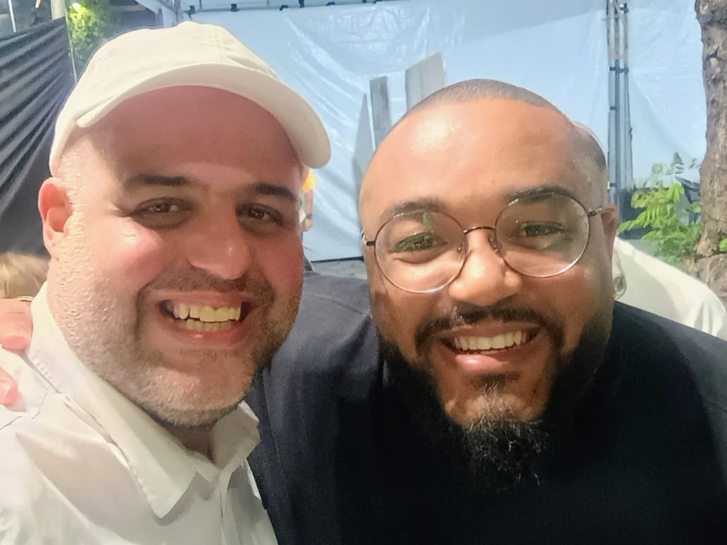 Rodrigo Sullivan, juntamente com o cantor Tiee, cujo pai é Maninho da Cuíca, antigo compositor da Viradouro, onde o músico tocou seus primeiros acordes rumo ao estrelato | Acervo Pessoal