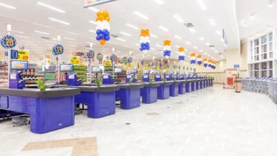 Fachada do Supermercados Mundial com vagas abertas para cozinheiro, peixeiro e fiscal