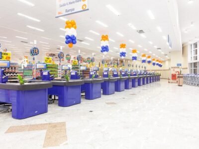 Fachada do Supermercados Mundial com vagas abertas para cozinheiro, peixeiro e fiscal